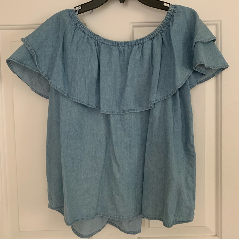 Beautiful short sleeve/off the shoulders top.
